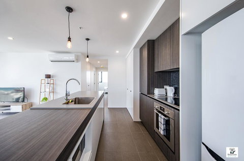 KOZYGURU BROADBEACH AMAZING VIEW 2 BED APT + FREE PARKING WALK TO BEACH QBR004 - Stays Accommodation 3