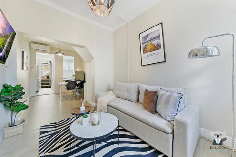 KOZYGURU SYDNEY CBD DARLINGHURST SPLIT LEVEL 2 BEDROOM TOWNHOUSE NDA023 - Stays Accommodation 3