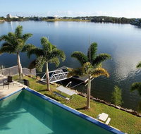 Lakehouse Family Oasis by Getastay - Stayed
