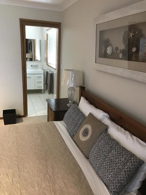 Lakeside Chalet & Studio - Stayed 3
