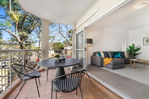 Large And Airy Unit In Quiet Riverside Suburb - Stayed 1