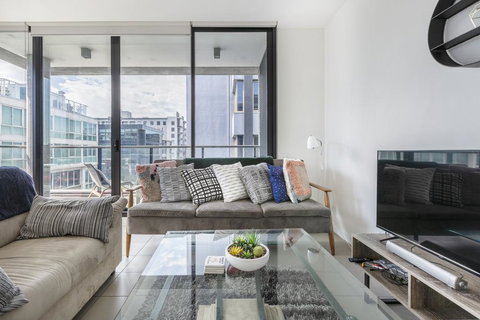 LIGHT, AIRY, SPACIOUS QUEENS ROAD APARTMENT - Stayed 2