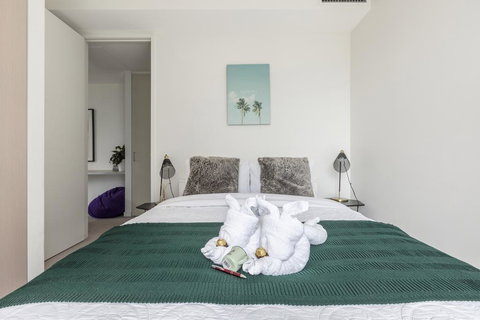 LIGHT, AIRY, SPACIOUS QUEENS ROAD APARTMENT - Stayed 3