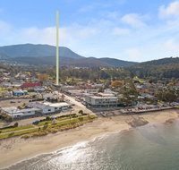 Luxurious Apartment A Stones Throw From The Beach