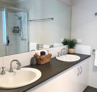 Luxury 4BR Home with KING Bed Lakes Entrance - Stayed