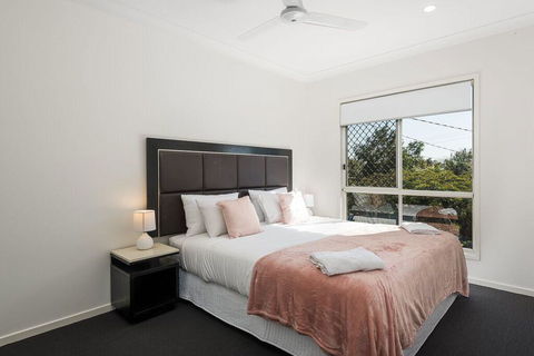 Luxury Home Close To Sleemans, QE2 Hospital & Griffith Uni - Stayed 2