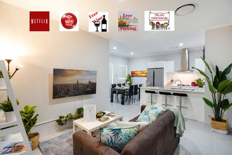 LUXURY HOUSE 10 MIN FROM BEACH WIFI+NETFLIX SLEEP 9 - Stays Accommodation 0