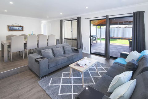 Luxury Renovated Home-5BR-meters From The Beach - Stays Accommodation 1