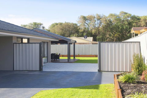 Luxury Renovated Home-5BR-meters From The Beach - Stays Accommodation 3