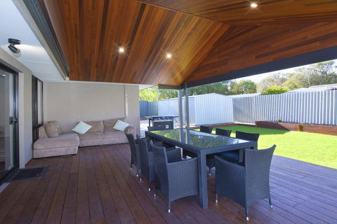 Luxury Renovated Home-5BR-meters From The Beach - Stays Accommodation 2