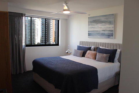 Main Beach Apartment At The Meriton - Stays Accommodation 1