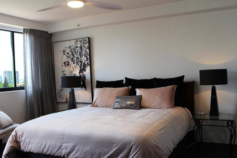 Main Beach Apartment At The Meriton - Stays Accommodation 3