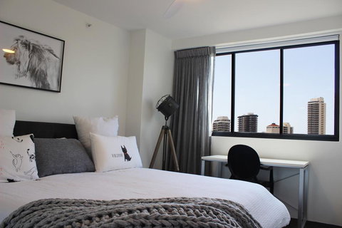 Main Beach Apartment At The Meriton - Stays Accommodation 2