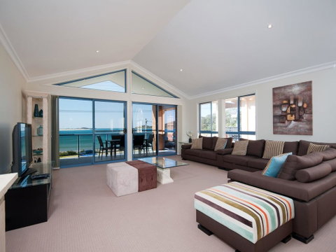 Marine Dr 2/68 - Fingal Bay - Stayed 3