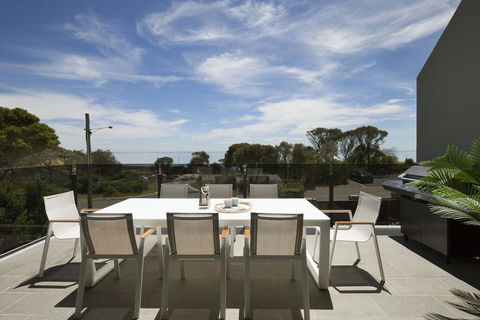 Mills Beach Retreat Luxury Family Retreat With Hydrotherapy Spa, Opposite Beach, Walk To Village - Stayed 1