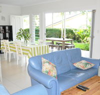 MODERN 3 BEDROOM APARTMENT IN TRADITIONAL QUEENSLANDER  PATIO LEAFY YARD POOL - Stays Accommodation