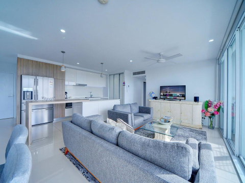 Modern Contemporary Southport Apartment - Stayed 2