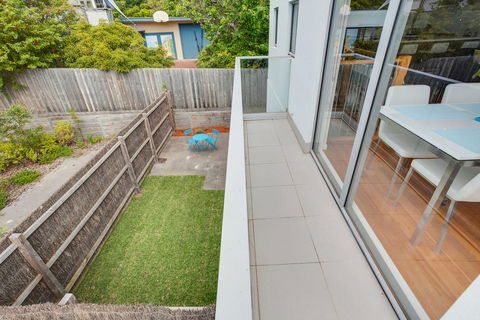Modern McCrae Beauty - Stayed 1