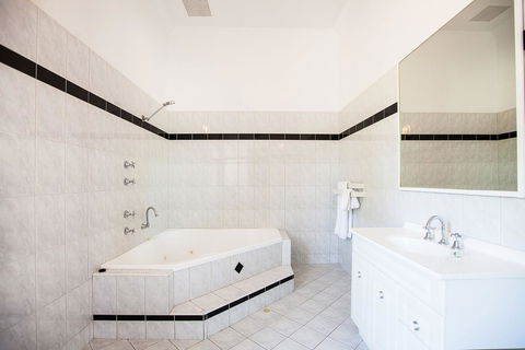 Captain Stirling Hotel - Stayed 26
