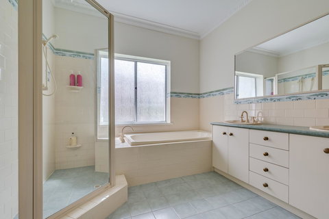 Serpentine Rose - Stayed 12