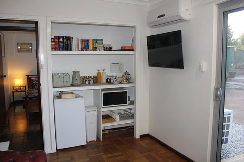 Jacaranda Hideaway Bed & Breakfast - Stays Accommodation 4