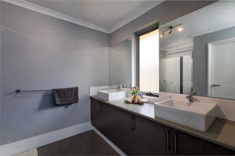 Rainbow Dream House - Stays Accommodation 8