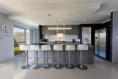 Rainbow Dream House - Stays Accommodation 5