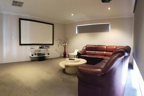 Rainbow Dream House - Stays Accommodation 22