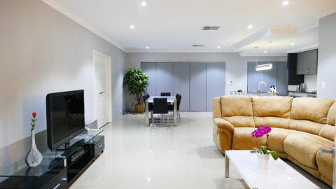 Rainbow Dream House - Stays Accommodation 9