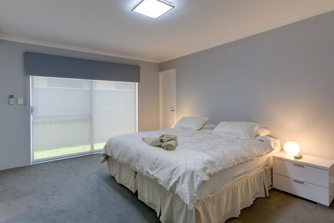 Rainbow Dream House - Stays Accommodation 6