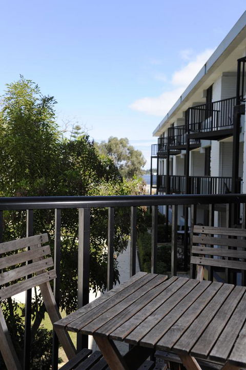Lodestar Waterside Apartments - Stayed 24