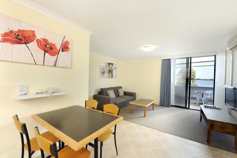 Lodestar Waterside Apartments - Stayed 21