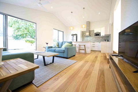 Sunny Blinco Street House - Stayed 1