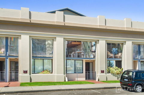 Spacious Central Townhouse - Stays Accommodation 11
