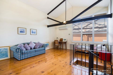 Spacious Central Townhouse - Stays Accommodation 5