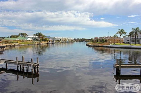Waterside Canal Dreams - Stays Accommodation 2