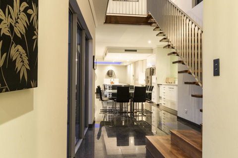 Ambar Villa Between City And Freo - Stayed 17