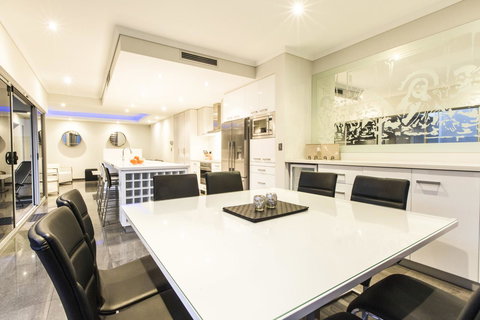 Ambar Villa Between City And Freo - Stayed 10