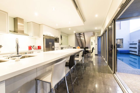 Ambar Villa Between City And Freo - Stayed 13