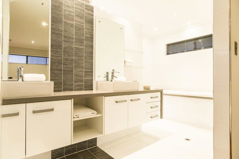 Ambar Villa Between City And Freo - Stayed 25