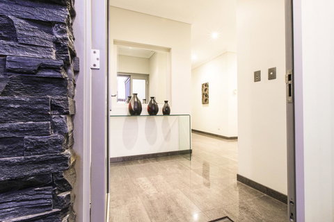 Ambar Villa Between City And Freo - Stayed 22