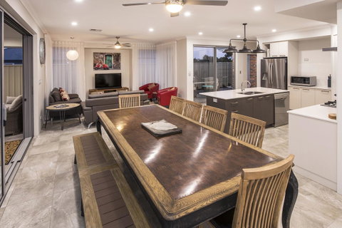 15 Cabot Close - Stayed 15