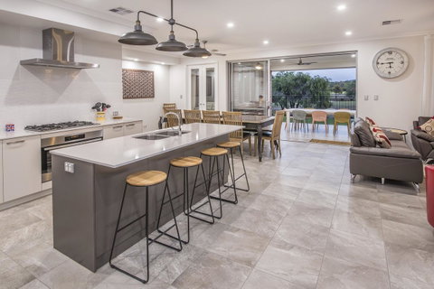 15 Cabot Close - Stayed 16