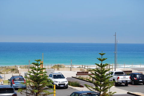 Absolute Beachfront Scarborough - Stayed 0