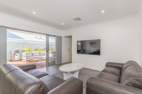 Karrinyup Waters Luxury House Rental - Stays Accommodation 9
