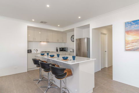 Karrinyup Waters Luxury House Rental - Stays Accommodation 8