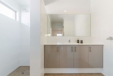 Karrinyup Waters Luxury House Rental - Stays Accommodation 2
