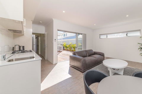 Karrinyup Waters Luxury House Rental - Stays Accommodation 7