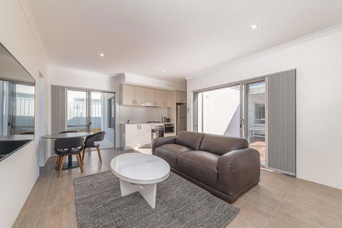 Karrinyup Waters Luxury House Rental - Stays Accommodation 3