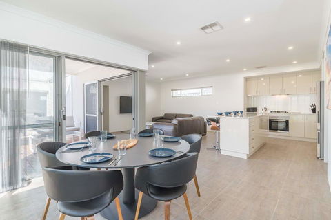 Karrinyup Waters Luxury House Rental - Stays Accommodation 18